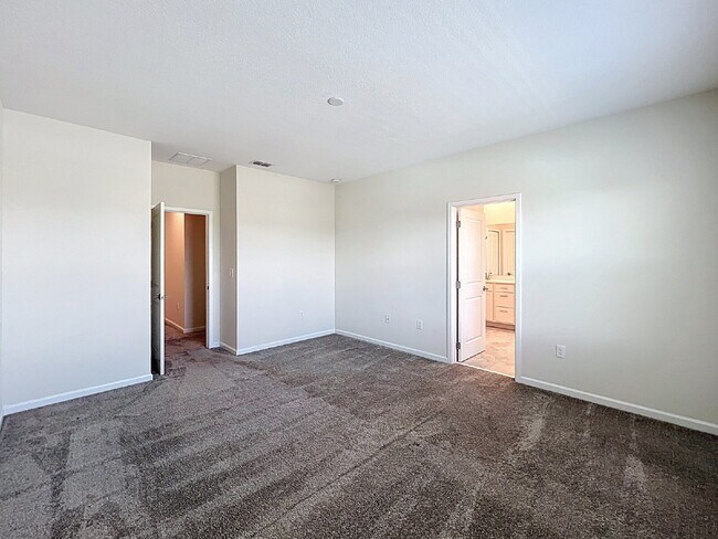 Building Photo - Available Now!  Charming 3-Bedroom Townhou...