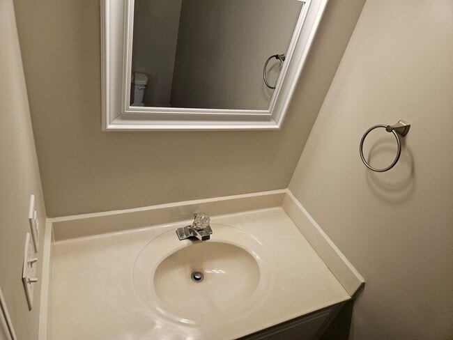 Building Photo - Lovely 2br 2.5ba End Unit Townhome! Availa...