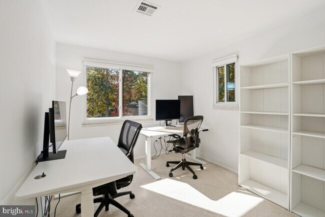 Building Photo - 1527 Hiddenbrook Dr