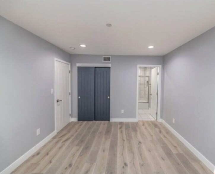 Building Photo - 1120 1/2 N Heliotrope Dr