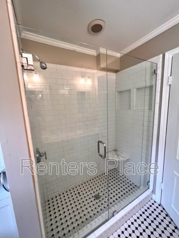 Building Photo - 3315 S Lewis Ave