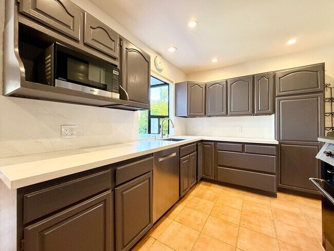 Building Photo - Beautifully Renovated Single-Family Home i...