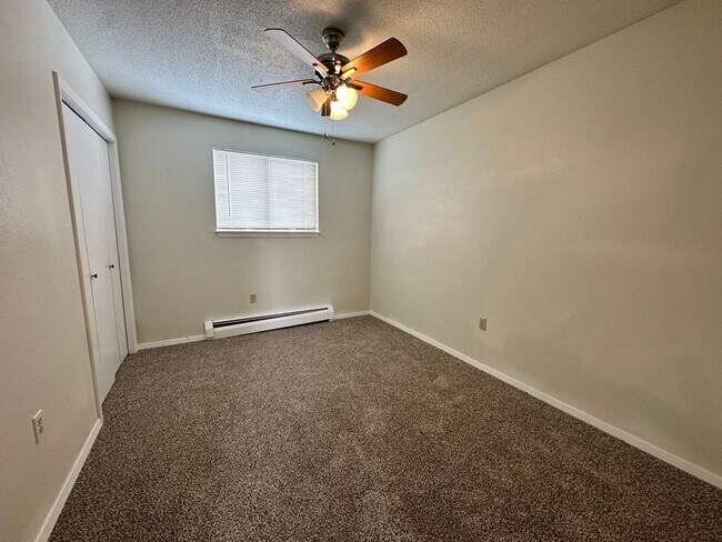 Building Photo - MOVE IN SPECIAL! Cozy 5 bedroom 2 bath Home - Erie