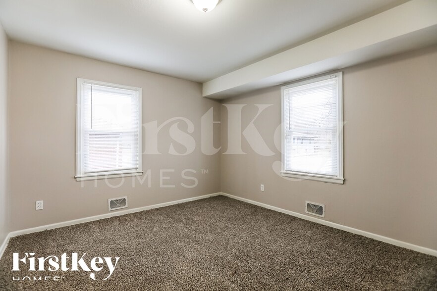 Building Photo - 10508 East 33rd Terrace S