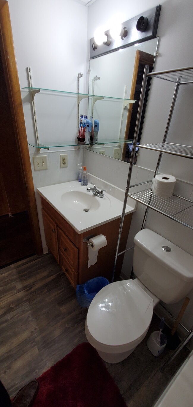 Recently renovated bathroom - 925 College Ave