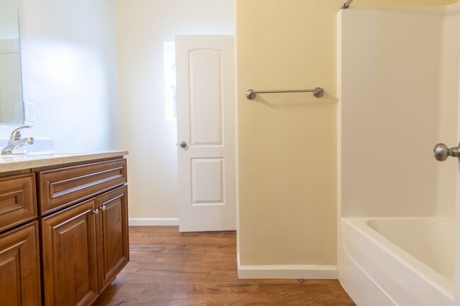 Building Photo - MOVE IN READY 3 Bedroom!