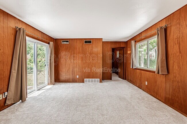 Building Photo - 400 Lily Ln