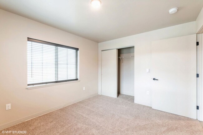 Building Photo - 3rd floor 2 bed, 1bath Apartment!
