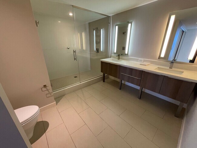 Building Photo - Symphony Honolulu! Luxurious 3 bedroom 2 bathroom in Kakaako with 2 assigned parking stall