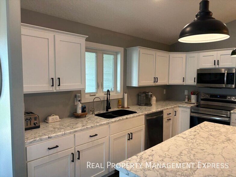 Building Photo - 5 Bedroom 3 Bathroom Home for Rent