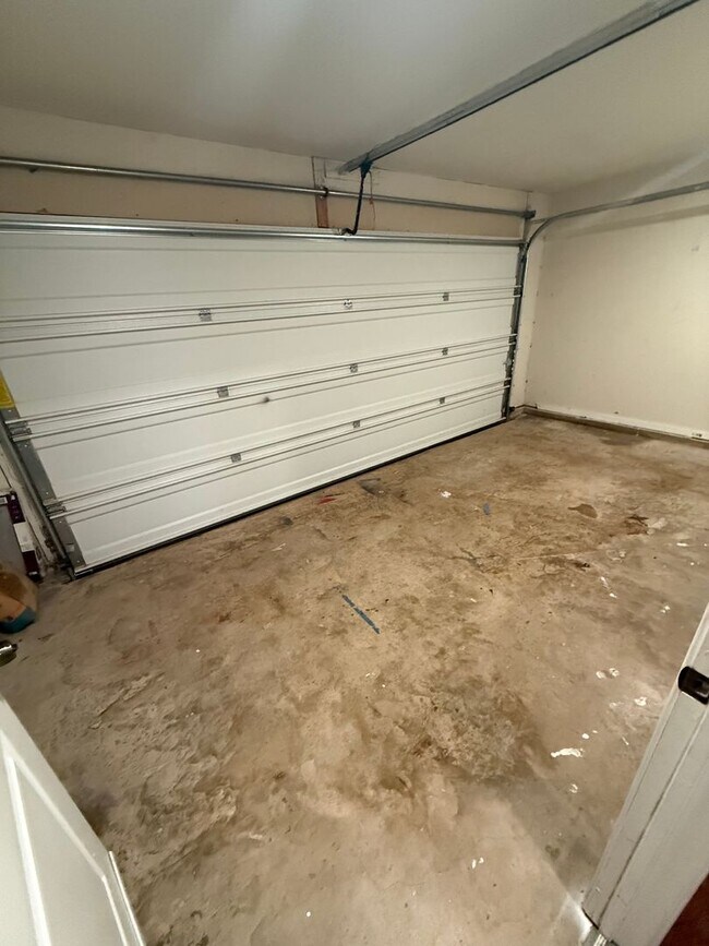 Building Photo - 4 bedroom nestled in a sought after neighb...