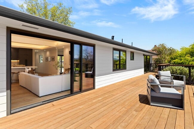 Building Photo - 810 W California Way