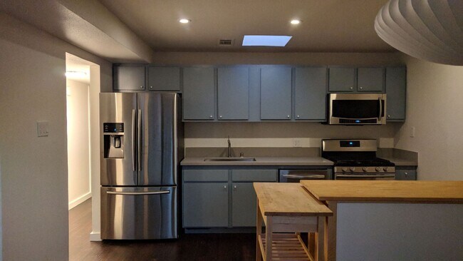 Building Photo - Super cute 2/2 (COMPLETELY UPGRADED)!!  Please read entire ad for showings!