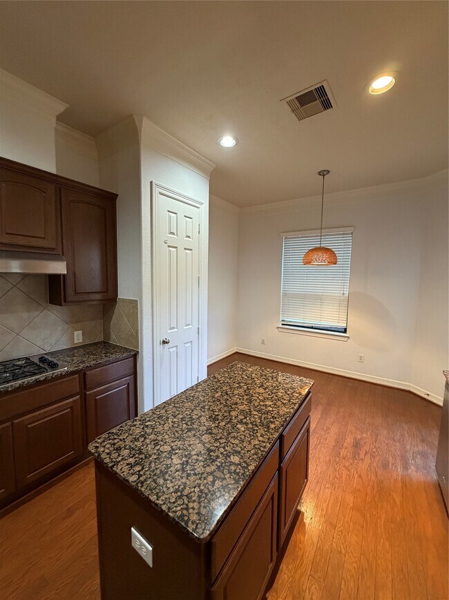 Building Photo - 11602 Royal Oaks Crossing