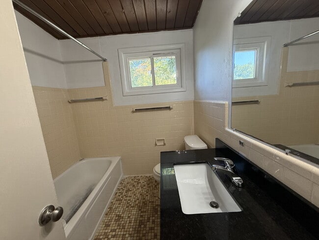 Building Photo - Large 2BR Townhouse NE Side