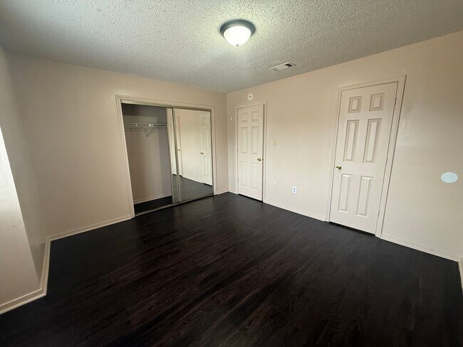 Building Photo - 8911-8921 GSRI Ave