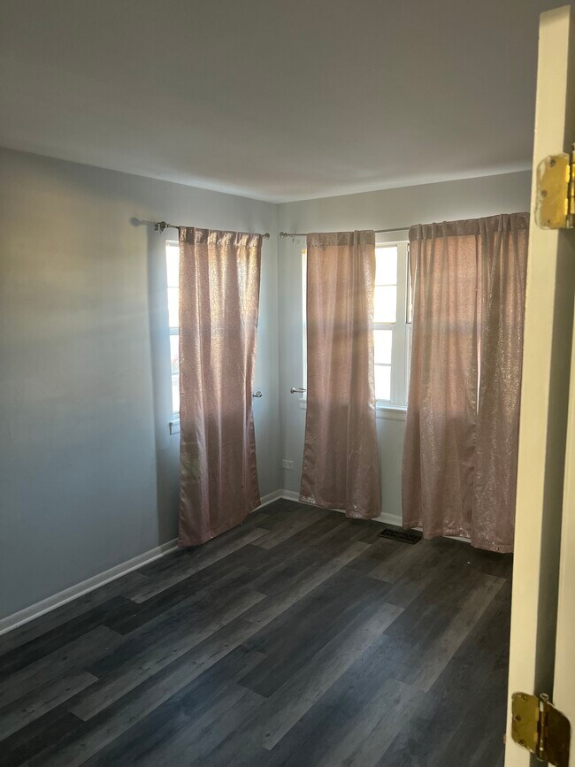 Building Photo - 820 Dracut Ln