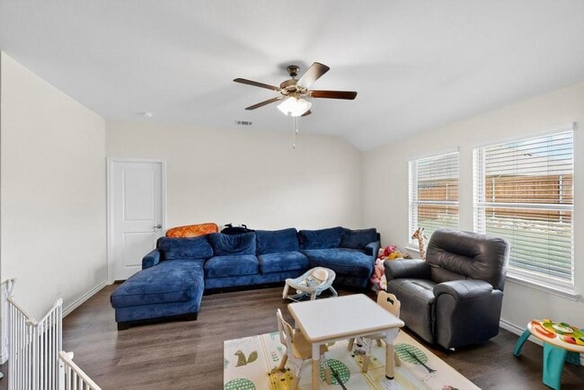 Building Photo - 504 Willow View Way