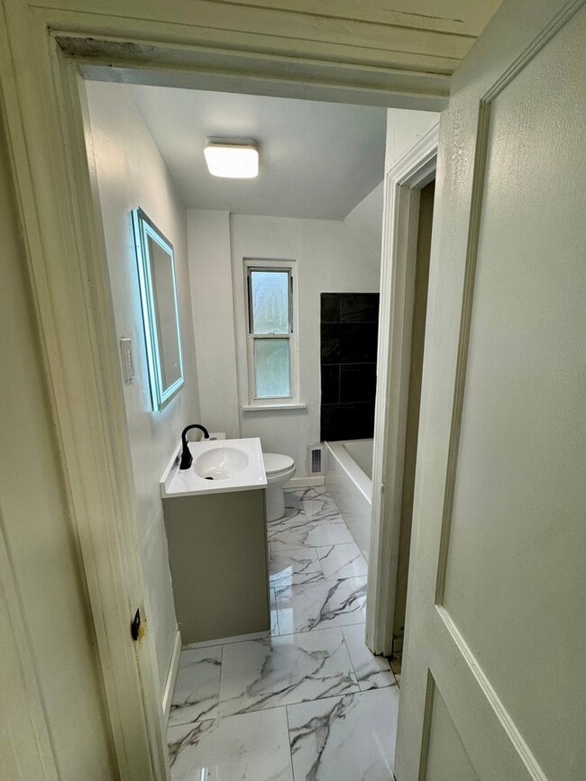Building Photo - Adorable 2 Bed 1 Bath Home in Brookline W/dedicated office/library space!