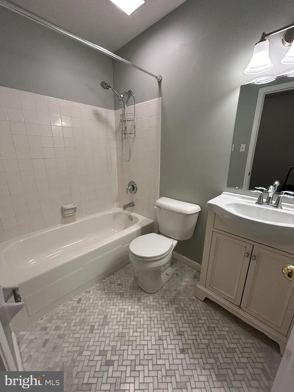 Building Photo - 576 Millshire Dr