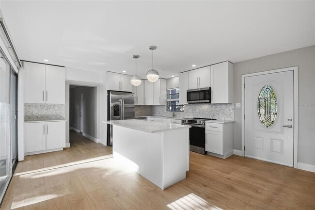 Building Photo - 405 Shore Dr E