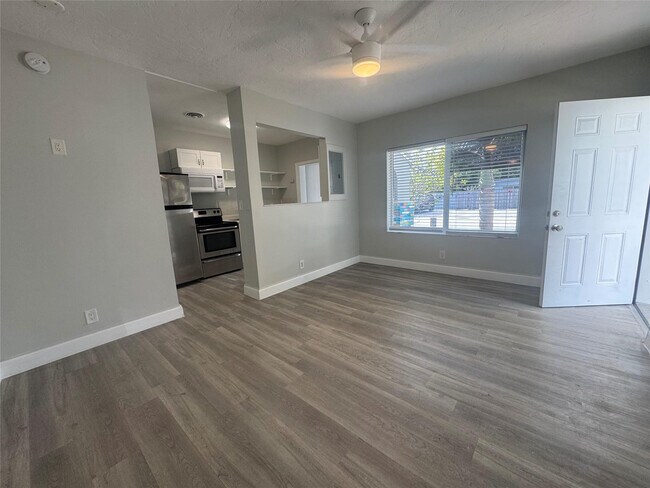 Building Photo - 828 NE 17th Ave