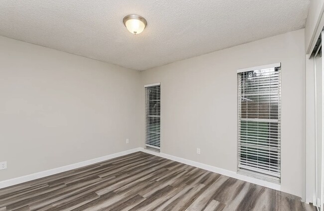 Building Photo - 3684 Woodhill Dr