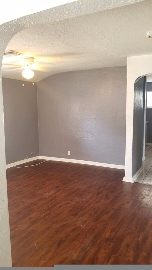 Building Photo - Cozy 3/1 House