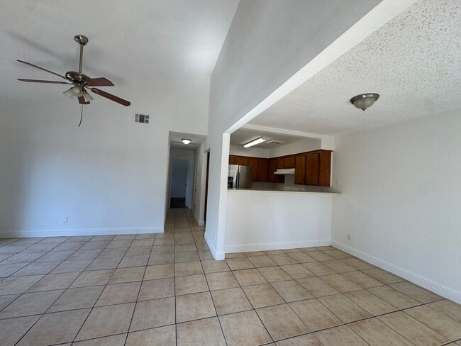 Building Photo - 1190 S Winery Ave