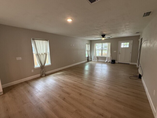 Building Photo - 3 Bedroom 2 Bath In Alachua
