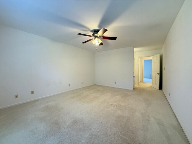 Building Photo - 2711 Reynolda Rd