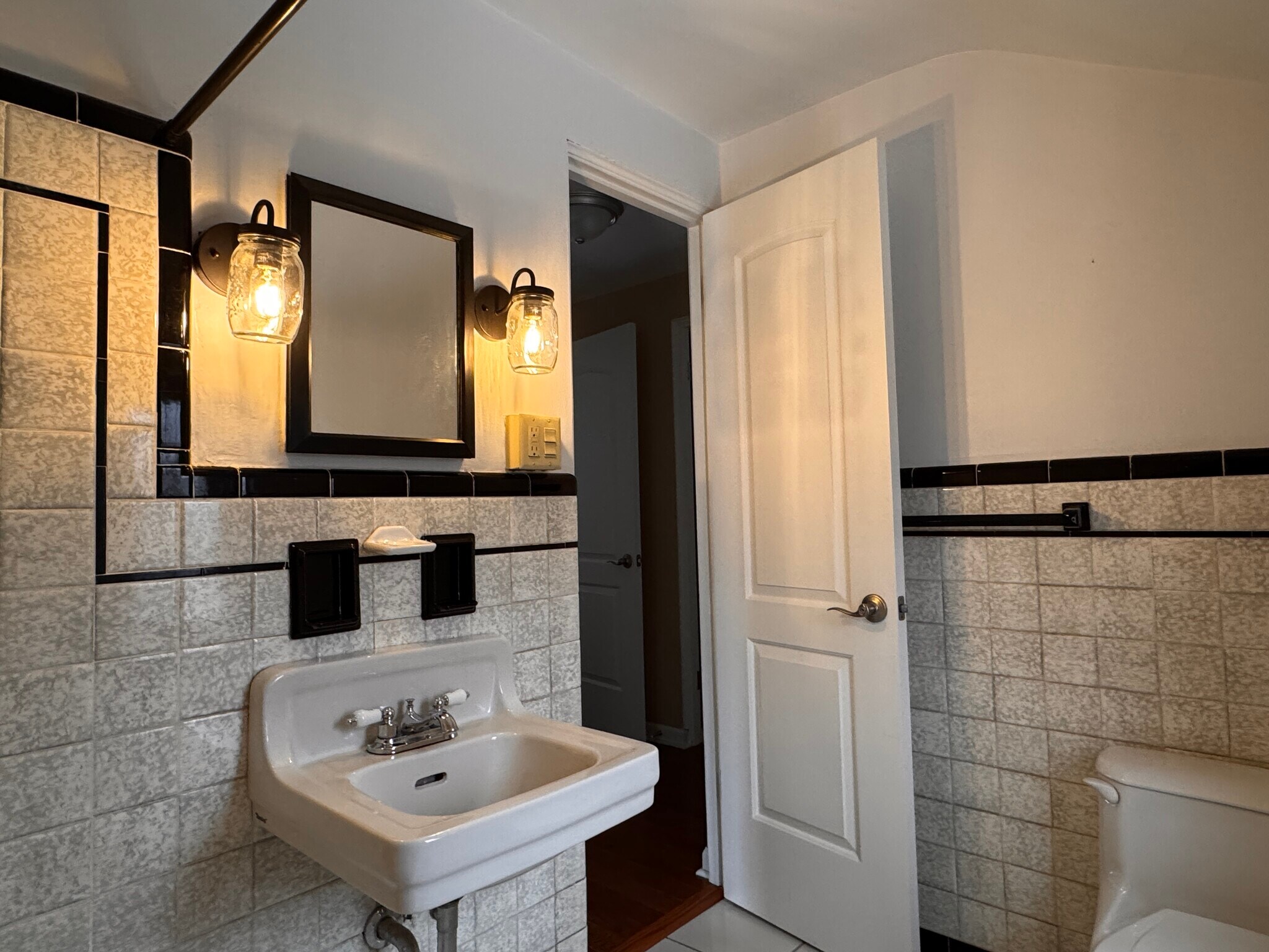 Building Photo - 849 Kewanna Ave