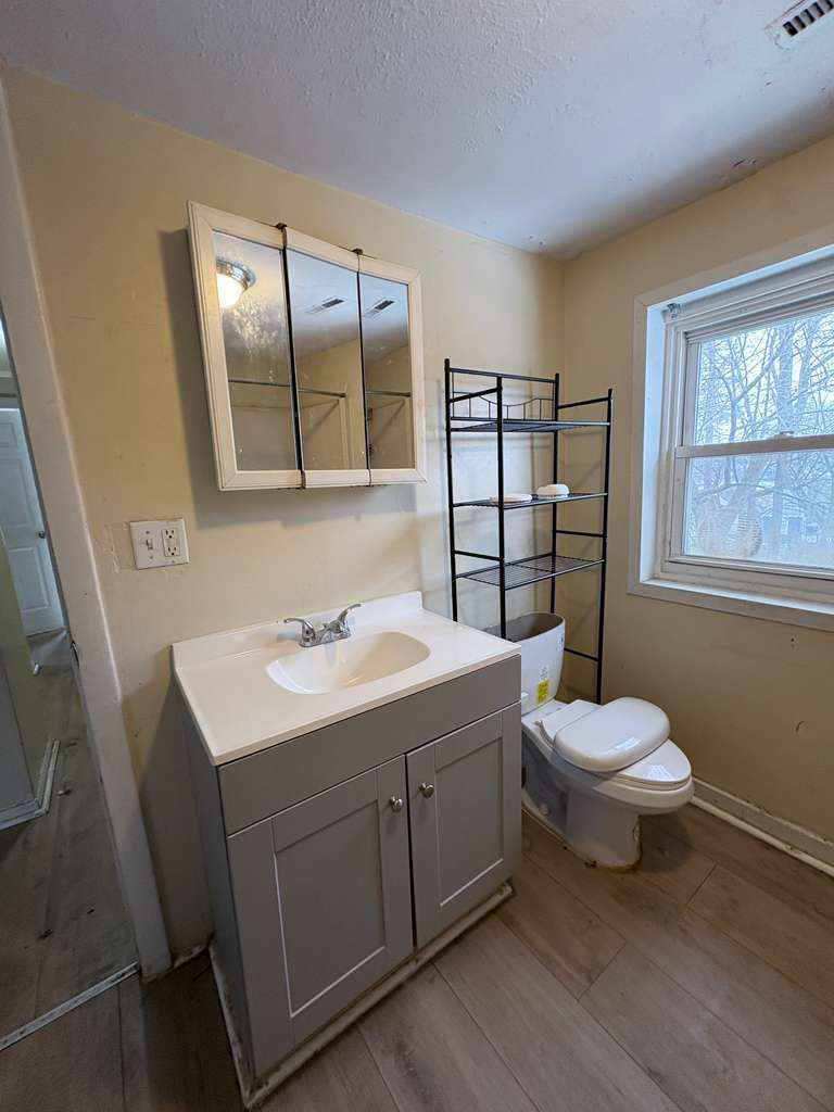 Building Photo - 220 Lenox St