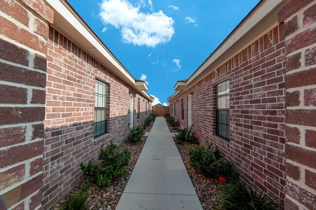 Building Photo - SPACIOUS! CONTEMPORARY! LOCATION!