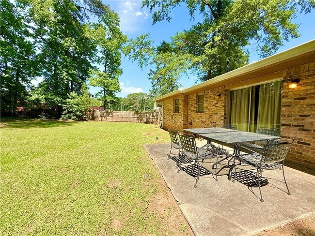 Building Photo - 3042 Hudson Ct