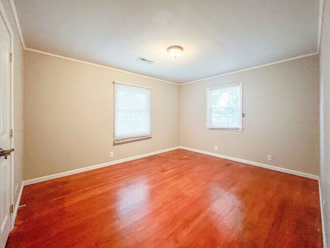 Building Photo - 5/3 updated Mid-Century Modern with original hardwoods