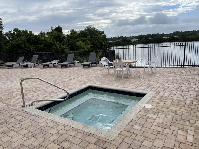 Jacuzzi - 375 Lake Ontario Ct