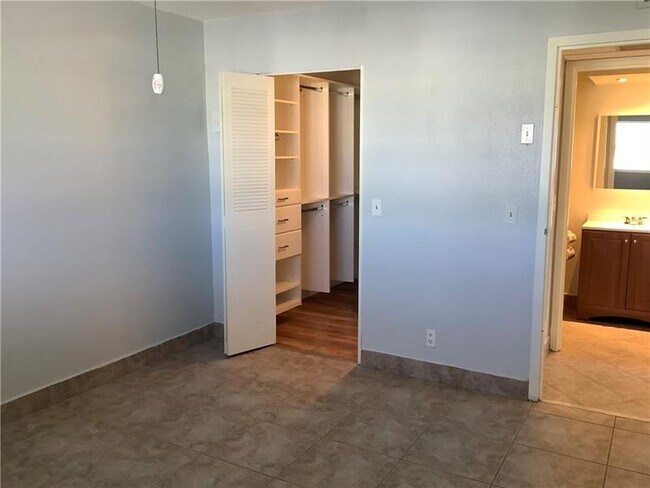 Building Photo - 557 Monaco Way