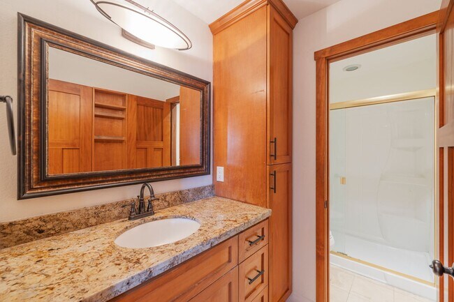 Building Photo - Cozy Condo in Manhattan Beach!