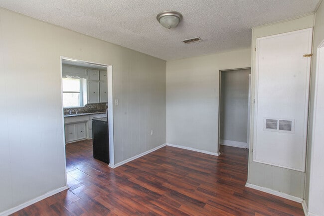 Building Photo - 701 E 14th St