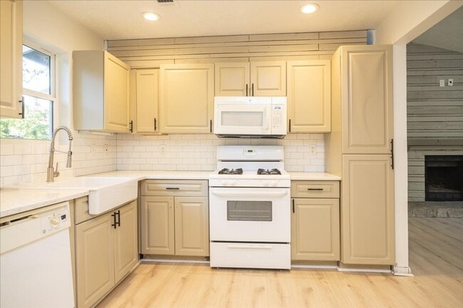 Building Photo - 3bd/2ba Home in Cul-De-Sac in Quiet Neighb...
