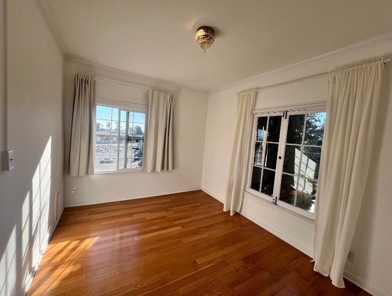 Building Photo - 2028 Beachwood Dr