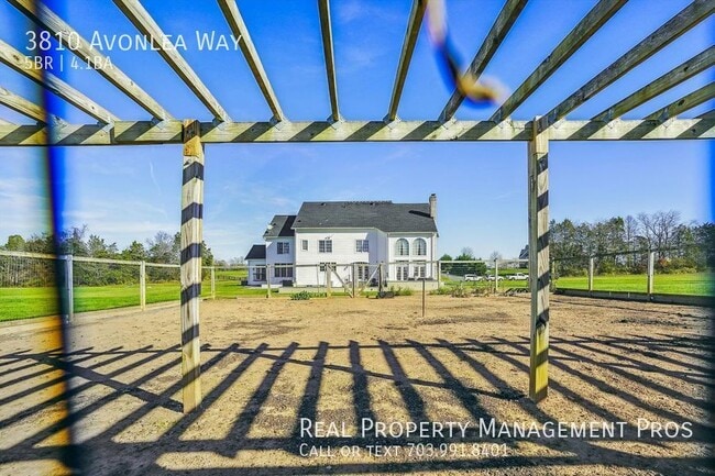Building Photo - Gated Community, 10 Acres