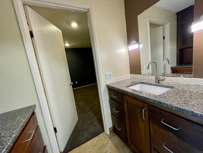 Building Photo - 15410 SW Peppermill Ct