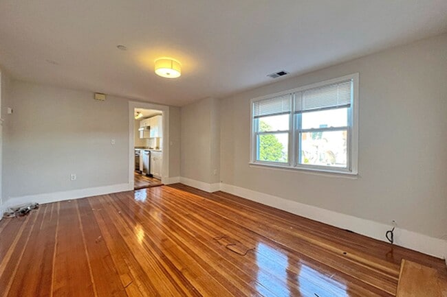 Building Photo - No Fee! Avl now! Renovated 3BR in downtown Beverly w/AC, laundry!