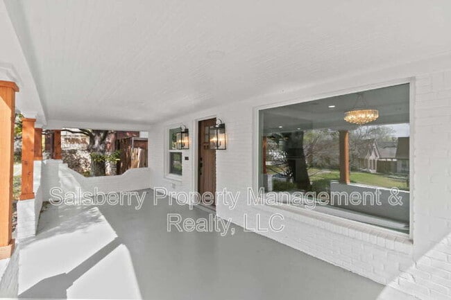 Building Photo - 2105 Tremont Ave