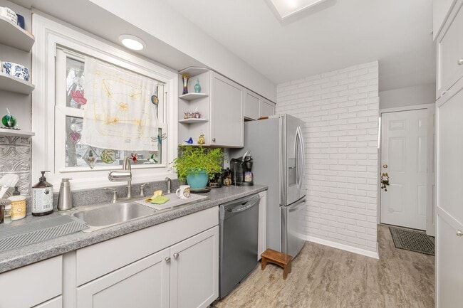 Building Photo - Four Bedroom Home in Portage