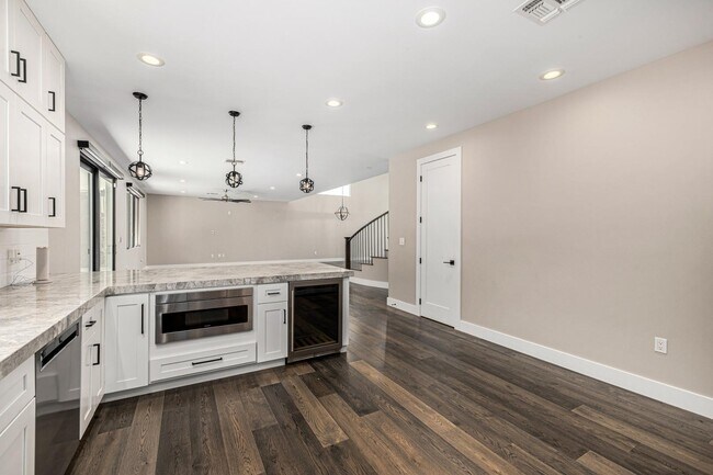 Building Photo - 3821 E Devonshire Ave