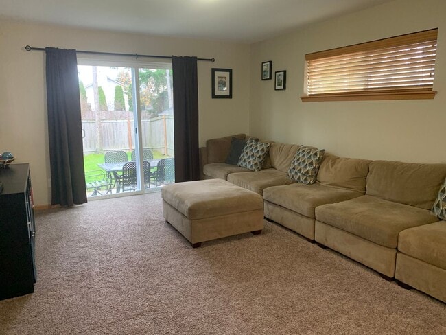 Building Photo - ***PENDING APPLICATION***Modern and stylish 3 bedroom home in Lovely Neighborhood