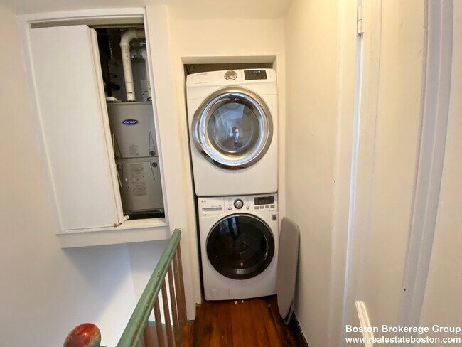 Building Photo - 108 Buttonwood St